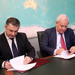 Соглашение подписали ректор Владимирского государственного университета Анзор САРАЛИДЗЕ и директор Всероссийского НИИ рыбного хозяйства и океанографии Михаил ГЛУБОКОВСКИЙ. Фото пресс-службы ВНИРО