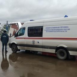 Спасатели у завалившегося судна. Фото пресс-службы регионального управления МЧС