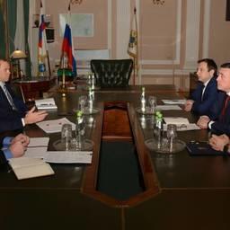 Врио губернатора Сахалинской области Валерий ЛИМАРЕНКО встретился с заместителем министра сельского хозяйства – главой Росрыболовства Ильей ШЕСТАКОВЫМ. Фото пресс-службы правительства региона