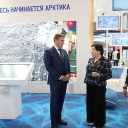 На выставке руководитель Росрыболовства Илья ШЕСТАКОВ уделил внимание рыбацким регионам. Фото пресс-службы ведомства