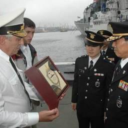 Михаил Галочкин вручает Ко Ин Гю памятный знак о визите на приморскую землю