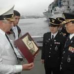 Михаил Галочкин вручает Ко Ин Гю памятный знак о визите на приморскую землю