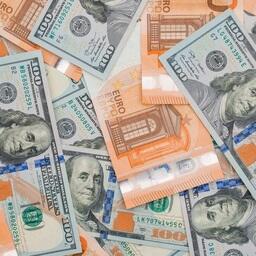 Для стабилизации валютного курса устанавливается обязательная продажа валютной выручки экспортерам