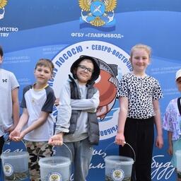 Северо-Восточный филиал Главрыбвода уделяет особое внимание работе с подрастающим поколением. Например, школьников приглашают на выпуски мальков. Фото пресс-службы филиала
