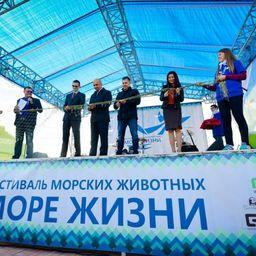 Фестиваль начался с символического разрезания рыбацкой сети – в знак протеста против браконьерства. Фото с сайта Кроноцкого заповедника