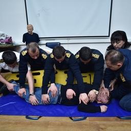 При перемещении пострадавшего необходима большая осторожность и полная синхронность