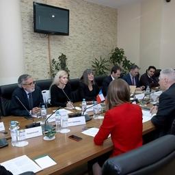 Директор Национальной службы по рыболовству и аквакультуре Чили Алисия Гальярдо ЛАГНО и руководитель Россельхознадзора Сергей ДАНКВЕРТ провели переговоры в Москве. Фото пресс-службы российского ведомства.