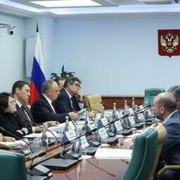 План-график сдачи в 2023 г. рыбопромысловых и краболовных судов рассмотрели на заседании специальной межкомитетской рабочей группы Совета Федерации. Фото пресс-службы СФ