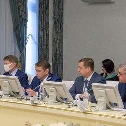 Во встрече участвовали губернатор Олег КОЖЕМЯКО, представители федеральных ведомств, руководители крупнейших добывающих компаний и отраслевых ассоциаций. Фото пресс-службы полпредства