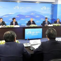 На полях Восточного экономического форума президент Владимир ПУТИН провел встречу с представителями зарубежных деловых кругов. Фото пресс-службы главы государства