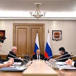 Глава Минэкономразвития Максим РЕШЕТНИКОВ доложил президенту Владимиру ПУТИНУ о постановлении, которое освободит калининградских производителей рыбных консервов от экспортных пошлин. Фото: Павел Бедняков, РИА «Новости»