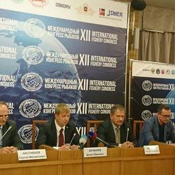 И.о. директора департамента рыбного хозяйства и водных биоресурсов Приморского края Сергей НАСТАВШЕВ, вице-губернатор Денис БОЧКАРЕВ, руководитель Ассоциации рыбохозяйственных предприятий Приморья Георгий МАРТЫНОВ, Председатель совета директоров Медиахолдинга «Фишньюс» Эдуард КЛИМОВ, главный редактор портала Fishnews.ru Маргарита КРЮЧКОВА
