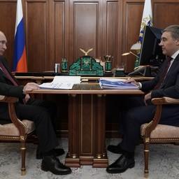 Закрепление в законе понятия «молодой ученый» обсудили президент Владимир ПУТИН и министр науки и высшего образования Валерий ФАЛЬКОВ. Фото пресс-службы главы государства