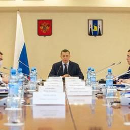 Зампред правительства — полпред президента Юрий ТРУТНЕВ область провел совещание по вопросам создания преференциального режима для предприятий на Курилах. Фото пресс-службы правительства Сахалинской области