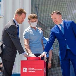 Старт пусконаладочным работам дали председатель совета директоров «Русской рыбопромышленной компании» Глеб ФРАНК, губернатор Приморья Олег КОЖЕМЯКО и заместитель руководителя Росрыболовства Петр САВЧУК. Фото пресс-службы РРПК