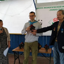 Приз Алексею СЕРЕДЕ вручают пресс-секретарь Амурского филиала WWF России Елена СТАРОСТИНА и руководитель отдела по связям с общественностью Амурского филиала Василий СОЛКИН