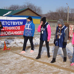 Забег на личное первенство среди представительниц прекрасного пола. Крайняя справа – серебряный призер Олеся ПОНОМАРЕВА, ученица Владивостокской гимназии № 1 (команда ТИНРО)