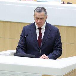 На пленарном заседании Совета Федерации зампред правительства — полномочный представитель президента Юрий ТРУТНЕВ докладывал о стратегических направлениях развития ДФО. Фото пресс-службы СФ