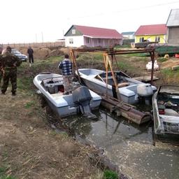 Правоохранители задержали на берегу реки пятерых местных жителей, разделывающих туши осетровых. Фото пресс-службы УМВД России по Астраханской области