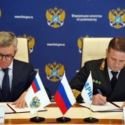 Президент ВАРПЭ Герман ЗВЕРЕВ и руководитель Росрыболовства Илья ШЕСТАКОВ подписали соглашение на расширенном заседании коллегии федерального агентства в Светлогорске. Фото пресс-службы ассоциации