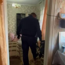 Обыск в доме фигуранта. Кадр оперативной съемки