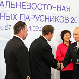 Президент Владимир ПУТИН с победителями Дальневосточной регаты учебных парусников – экипажем российского учебного парусника «Надежда». Фото пресс-службы главы государства