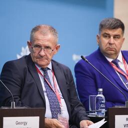 Президент Ассоциации рыбохозяйственных предприятий Приморья Георгий МАРТЫНОВ и председатель Дальневосточного союза предприятий марикультуры Роман ВИТЯЗЕВ. Фото Вячеслава Викторова, фотобанк «Росконгресса»