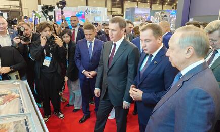Зампредседателя правительства Дмитрий ПАТРУШЕВ совершил традиционный обход выставки в сопровождении руководителя Росрыболовства Ильи ШЕСТАКОВА и губернатора Санкт-Петербурга Александра БЕГЛОВА