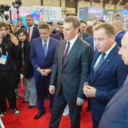 Зампредседателя правительства Дмитрий ПАТРУШЕВ совершил традиционный обход выставки в сопровождении руководителя Росрыболовства Ильи ШЕСТАКОВА и губернатора Санкт-Петербурга Александра БЕГЛОВА