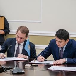 Программы подписали министр природных ресурсов и экологии РФ Александр КОЗЛОВ и министр экологии, геологии и природных ресурсов Республики Казахстан Магзум МИРЗАГАЛИЕВ. Фото пресс-службы Минприроды