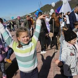 Более 500 школьников, студентов, их родителей и сотрудников коллективов различных предприятий края прошли в красочных колоннах. Фото пресс-службы правительства Камчатки