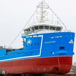 На Находкинском судоремонтном заводе (НСРЗ) спустили на воду краболова «Бухта Натальи». Фото пресс-службы ГК «Антей»