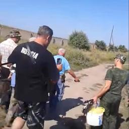 Рыбовод (в центре, с предметом, похожим на пистолет, в руках) пытается не пустить группу рыбаков-любителей на один из прудов, о которых идет речь в статье. Кадр из любительского видео на Youtube