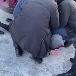 Подозреваемого задержали на одной из улиц Благовещенска. Кадр оперативной съемки