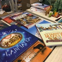 В книжной лавке предлагалось 10 красочных изданий о Камчатке. Фото пресс-службы правительства региона
