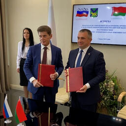 Протокол о намерениях сотрудничества подписали губернатор Приморья Олег КОЖЕМЯКО и председатель Гомельского областного исполнительного комитета Иван КРУПКО. Фото пресс-службы правительства региона