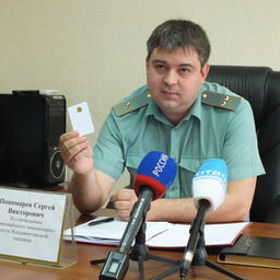 И.о. начальника Первомайского таможенного поста Сергей Пономарев демонстрирует электронную подпись
