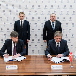 Контракт подписали руководитель Росгидромета Алексей ШУМАКОВ и врио гендиректора АО «Адмиралтейские верфи Андрей ВЕСЕЛОВ. Фото пресс-центра ОСК
